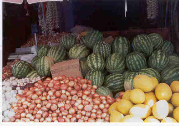  Bilde fra markedet på Korfu med meloner, løk og annet - Trykk for større bilde! - copyright www.bradager.net