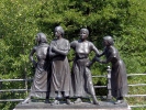 Statuen av fabrikkjentene p Beierbrua - copyright www.bradager.net